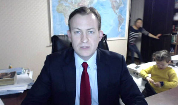 Il prof Robert Kelly viene interrotto dai figli durante un'intervista da remoto in diretta televisiva sulla sulla BBC